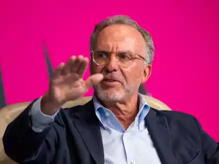 Karl-Heinz Rummenigge bestätigte, dass die Verplfichtung von Trainer Vincent Kompany kurz bevor steht. - Foto: David Inderlied/dpa