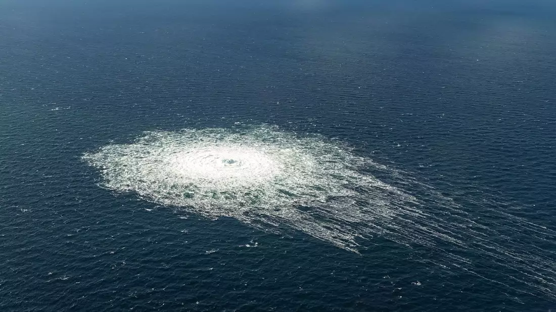 Das vom dänischen Verteidigungskommando zur Verfügung gestellte Foto zeigt am 27. September 2022 das Nord Stream 2-Gasleck in der Nähe von Bornholm aus der Luft. - Bild: -/Danish Defence Command/dpa/Archiv