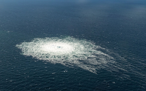 Das vom dänischen Verteidigungskommando zur Verfügung gestellte Foto zeigt am 27. September 2022 das Nord Stream 2-Gasleck in der Nähe von Bornholm aus der Luft. - Foto: -/Danish Defence Command/dpa/Archiv