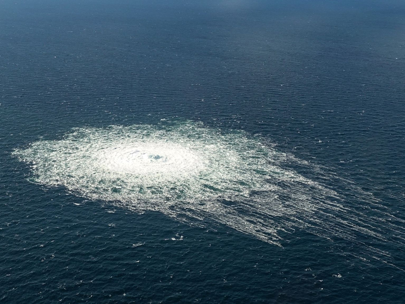 Das vom dänischen Verteidigungskommando zur Verfügung gestellte Foto zeigt am 27. September 2022 das Nord Stream 2-Gasleck in der Nähe von Bornholm aus der Luft. - Foto: -/Danish Defence Command/dpa/Archiv