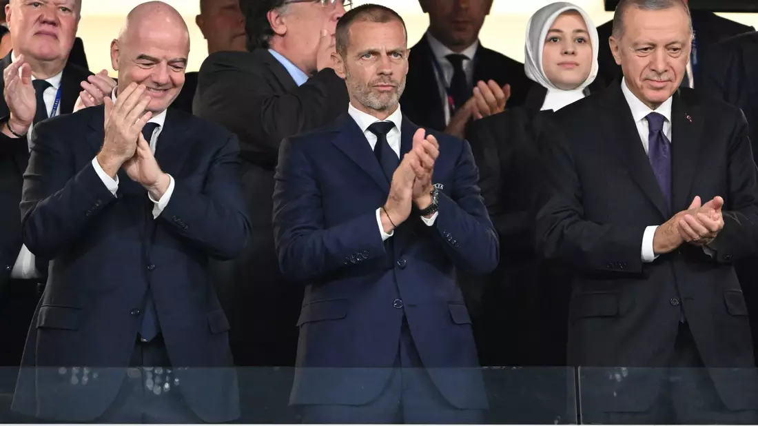 Auch FIFA-Boss Gianni Infantino, UEFA-Chef Aleksander Ceferin und der türkische Präsident Recep Tayyip Erdogan (l-r) waren auf der Tribüne. - Bild: Robert Michael/dpa