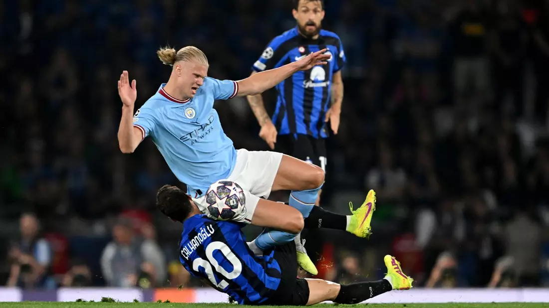 Erling Haaland (oben) hatte es gegen Inter um Hakan Calhanoglu schwer. - Bild: Robert Michael/dpa