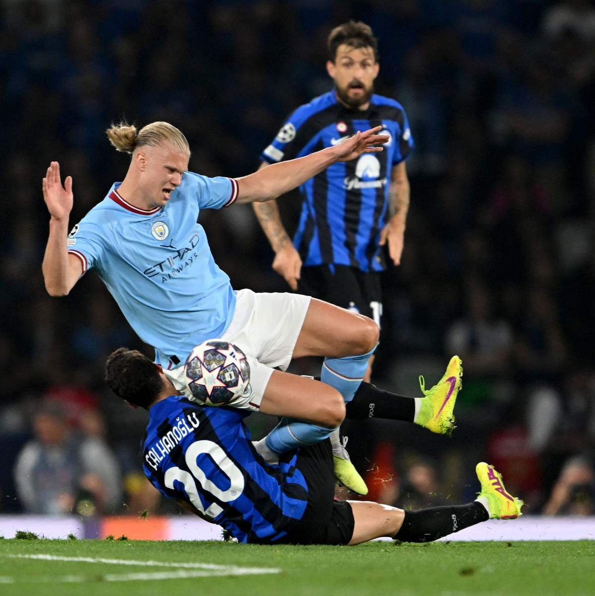 Erling Haaland (oben) hatte es gegen Inter um Hakan Calhanoglu schwer. - Foto: Robert Michael/dpa
