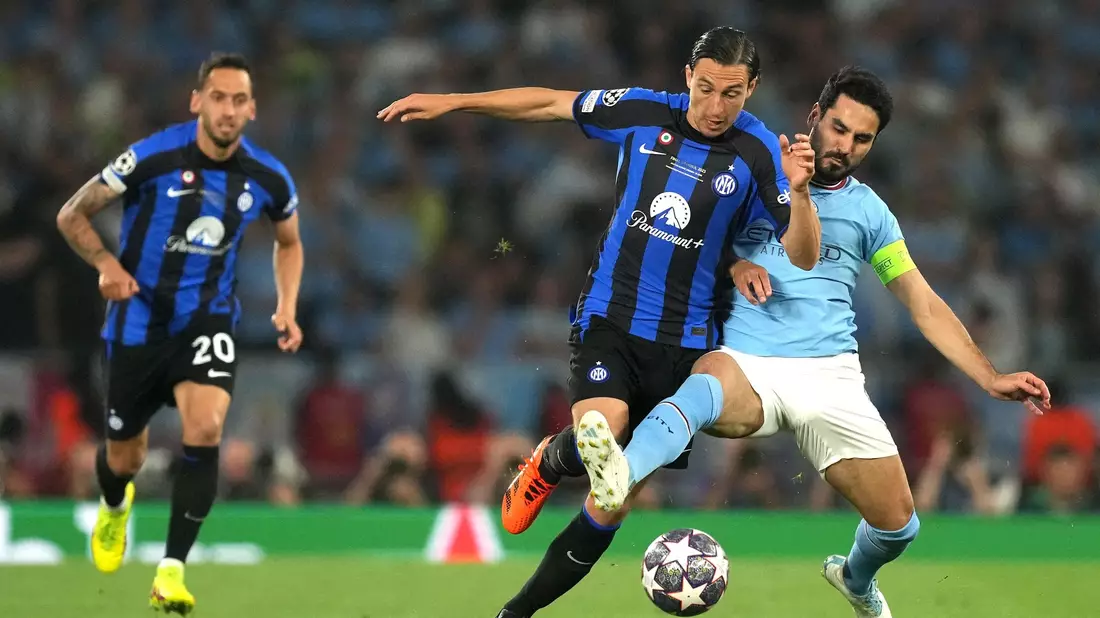 Der deutsche Nationalspieler Ilkay Gündogan (r) attackiert Inter Matteo Darmian. - Bild: Martin Rickett/PA Wire/dpa