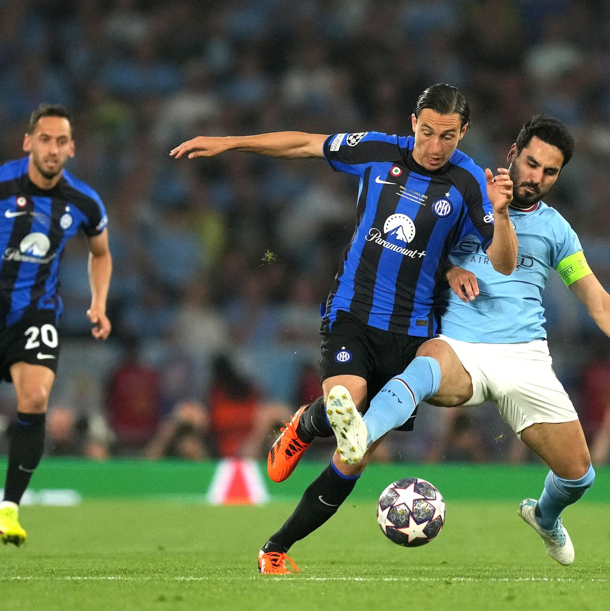 Der deutsche Nationalspieler Ilkay Gündogan (r) attackiert Inter Matteo Darmian. - Foto: Martin Rickett/PA Wire/dpa