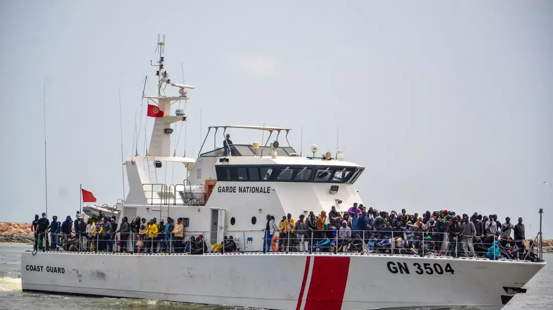 Subsaharische Migranten stehen an Bord der Küstenwache in Tunesien. - Bild: Hasan Mrad/IMAGESLIVE via ZUMA Press Wire/dpa