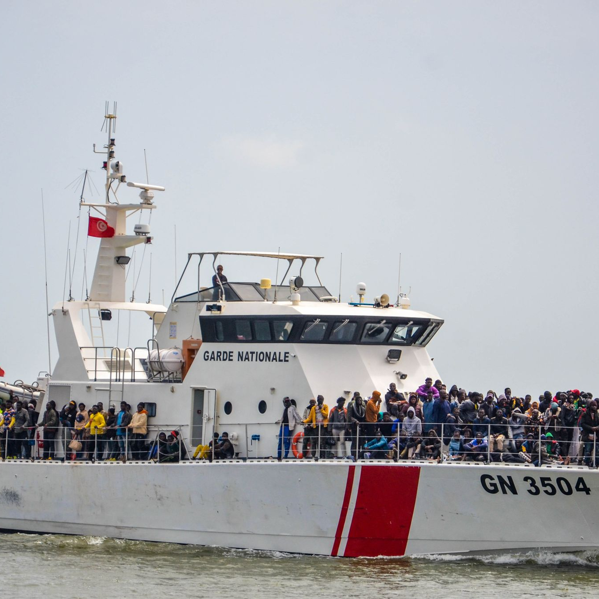 Subsaharische Migranten stehen an Bord der Küstenwache in Tunesien. - Foto: Hasan Mrad/IMAGESLIVE via ZUMA Press Wire/dpa