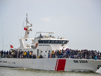 Subsaharische Migranten stehen an Bord der Küstenwache in Tunesien. - Foto: Hasan Mrad/IMAGESLIVE via ZUMA Press Wire/dpa