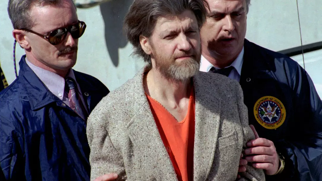 Theodore «Ted» Kaczynski wird am 4. April 1996 vor dem Bundesgericht in Helena, Montana, zu einem Auto geführt. - Bild: John Youngbear/AP/dpa