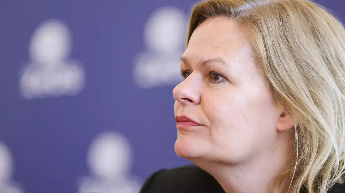 Innenministerin Nancy Faeser zu Messern in Zügen und Bussen: «Ich bin für ein Verbot.» - Bild: David Young/dpa