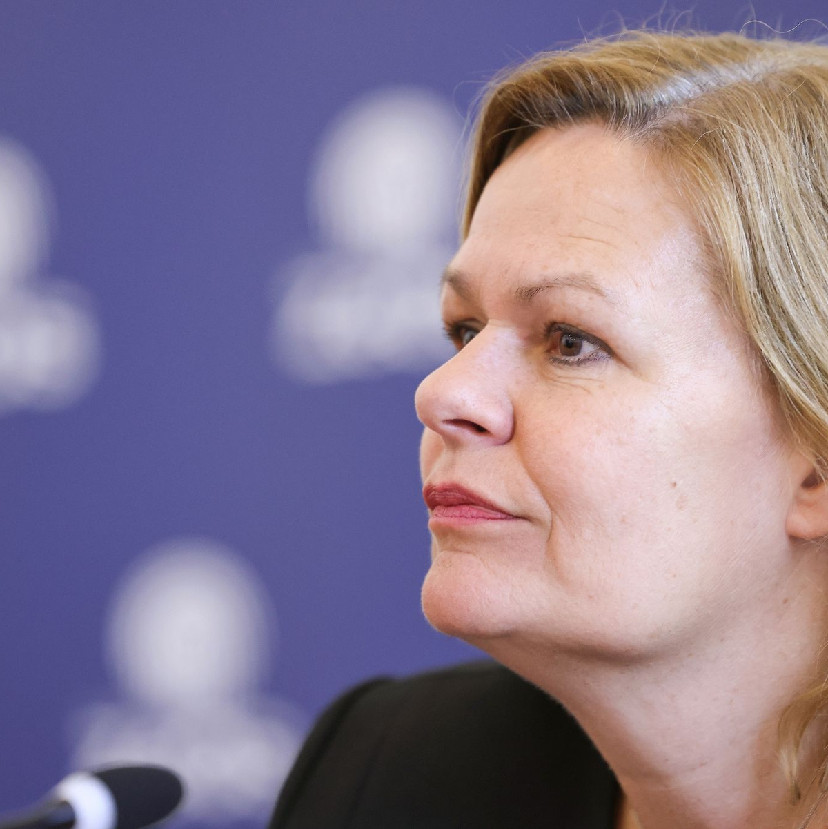 Innenministerin Nancy Faeser zu Messern in Zügen und Bussen: «Ich bin für ein Verbot.» - Foto: David Young/dpa