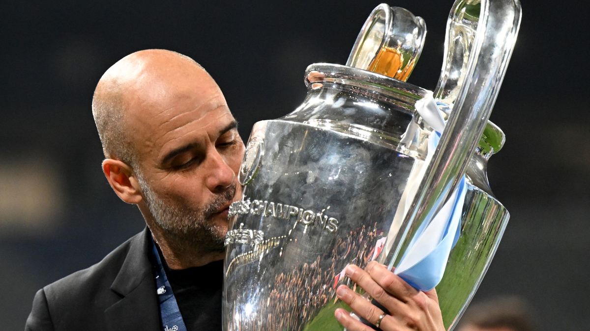 Manchesters Trainer Pep Guardiola küsst die Trophäe. - Foto: Robert Michael/dpa