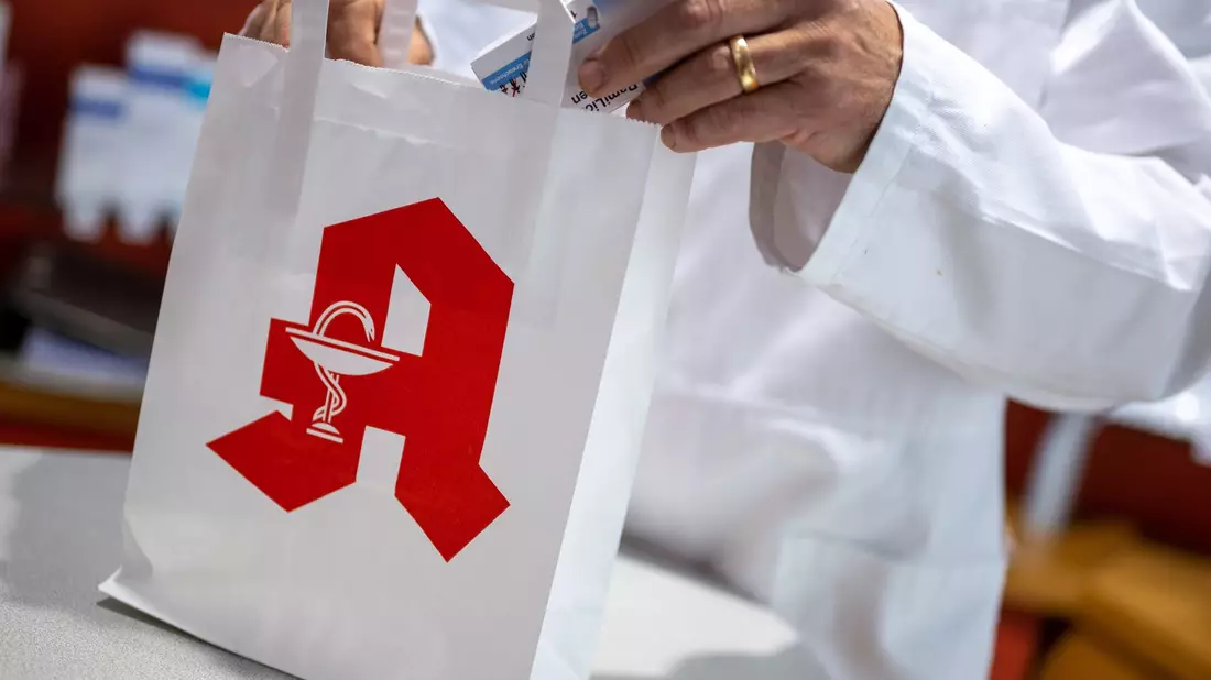 «Zu Risiken und Nebenwirkungen lesen Sie die Packungsbeilage und fragen Sie Ihren Arzt oder Apotheker» - hat dieser Spruch bald ausgedient? - Bild: Monika Skolimowska/dpa