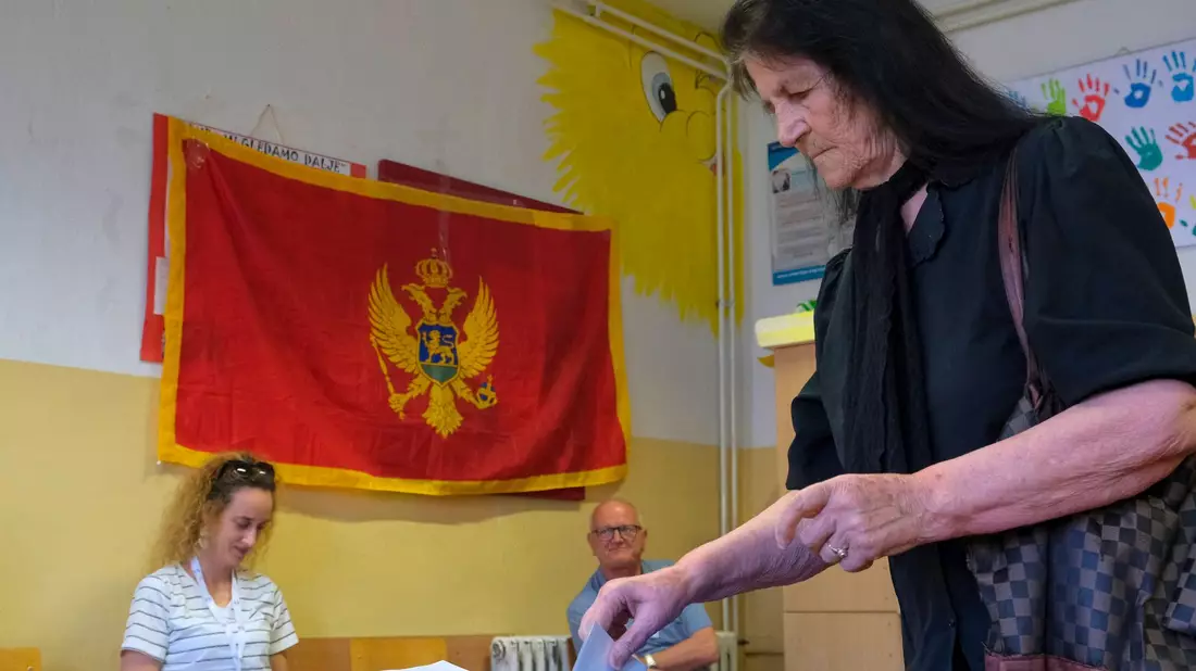 In Montenegro haben vorgezogene Parlamentswahlen begonnen. - Bild: Risto Bozovic/AP