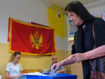 In Montenegro haben vorgezogene Parlamentswahlen begonnen. - Foto: Risto Bozovic/AP