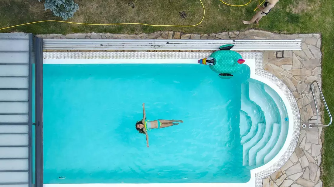 In Deutschland gibt es rund 2,1 Millionen private Pools. - Bild: Patrick Pleul/dpa