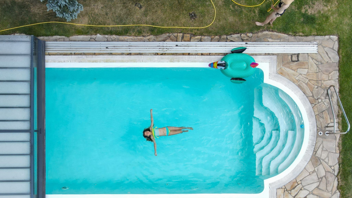In Deutschland gibt es rund 2,1 Millionen private Pools. - Foto: Patrick Pleul/dpa