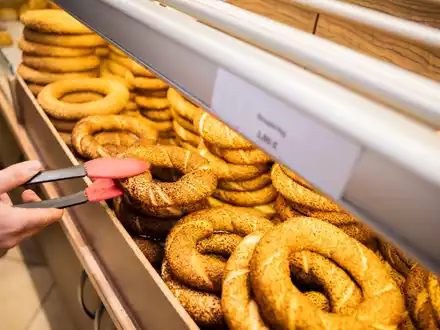 Mehl, Hefe, Wasser, Backmittel, Zucker, Traubensirup, Sesam und ein bisschen Margarine - fertig sind die traditionellen Simits. - Foto: Christoph Soeder/dpa
