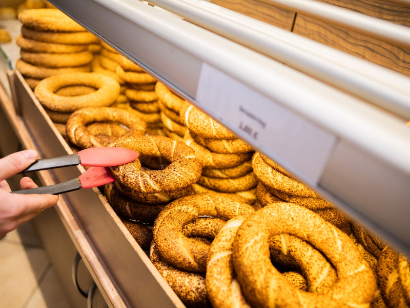Mehl, Hefe, Wasser, Backmittel, Zucker, Traubensirup, Sesam und ein bisschen Margarine - fertig sind die traditionellen Simits. - Foto: Christoph Soeder/dpa