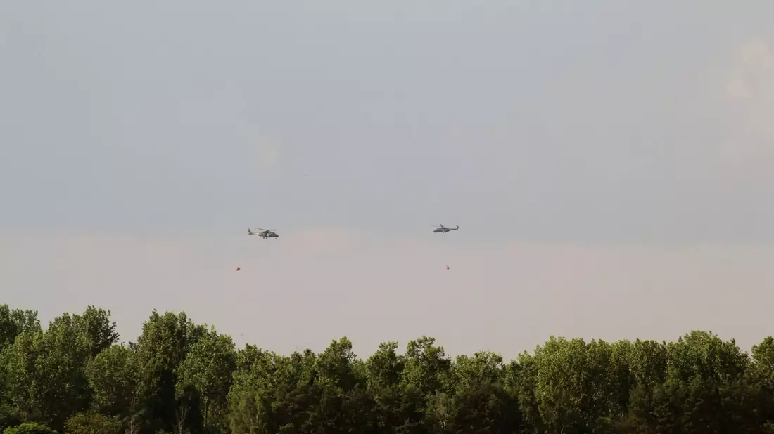 Hubschrauber der Bundeswehr und Bundespolizei überfliegen überfliegen das Waldbrandgebiet Forst Zinna bei Jüterbog und löschen aus der Luft. - Bild: Christian Pörschmann/dpa