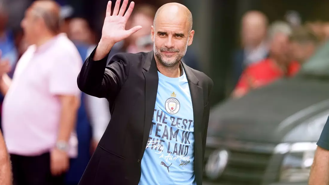 Manchester Citys Trainer Pep Guardiola wird bis mindestens Mitte September nicht an der Seitenlinie coachen. - Bild: Mike Egerton/PA Wire/dpa