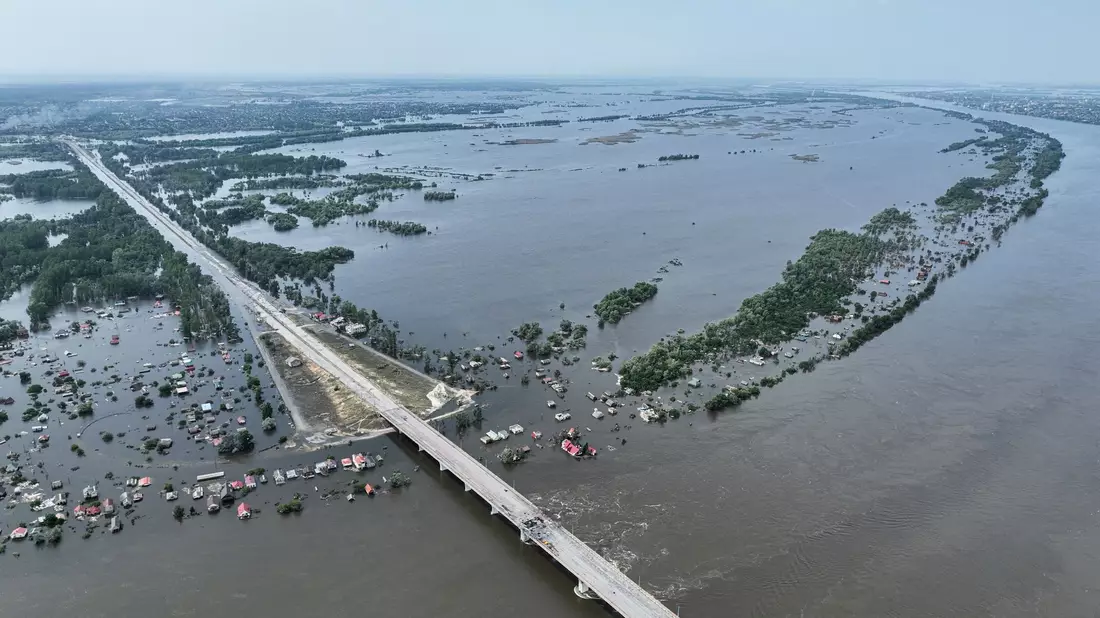 Die Zerstörung des Kachowka-Damms im Süden der Ukraine beeinträchtigt die Trinkwasserversorgung, die Lebensmittelversorgung und die Ökosysteme, die bis zum Schwarzen Meer reichen. - Bild: Uncredited/AP
