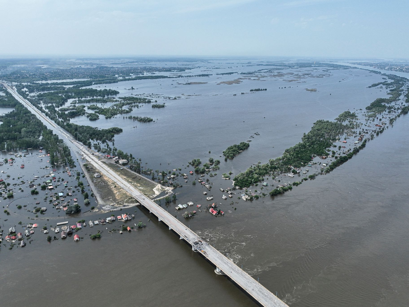 Die Zerstörung des Kachowka-Damms im Süden der Ukraine beeinträchtigt die Trinkwasserversorgung, die Lebensmittelversorgung und die Ökosysteme, die bis zum Schwarzen Meer reichen. - Foto: Uncredited/AP