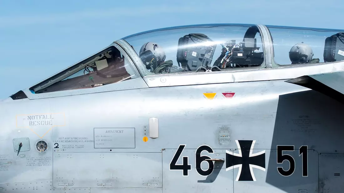Die Vorbereitungen für die großangelegte internationale Übung über Teilen Deutschlands sind abgeschlossen - am Montag beginnt das «Air Defender 2023». - Bild: Daniel Bockwoldt/dpa