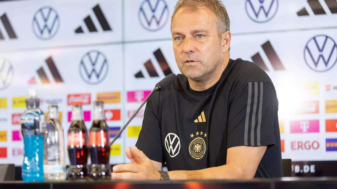 Training vor dem Länderspiel gegen Kolumbien: Hansi Flick spricht mit Robin Gosens, David Raum und Jonas Hofmann. - Bild: Jürgen Kessler/dpa