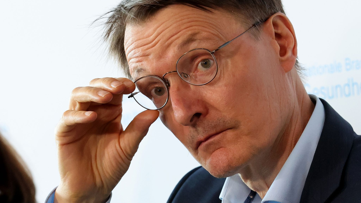 Bundesgesundheitsminister Karl Lauterbach: «Der Beitragssatz zur Gesetzlichen Krankenversicherung wird im nächsten Jahr erneut leicht steigen müssen.» - Foto: Bernd Wüstneck/dpa