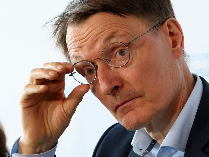 Gesundheitsminister Karl Lauterbach weist Forderungen der Apothekerverbände nach mehr Honorar zurück. - Foto: Bernd Wüstneck/dpa