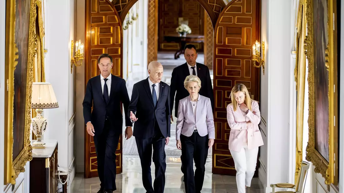Mark Rutte (l) besucht zusammen mit Ursula von der Leyen (2.v.r) und Giorgia Meloni (r) Tunesiens Präsidenten Kais Saied. - Bild: Koen Van Weel/ANP/dpa