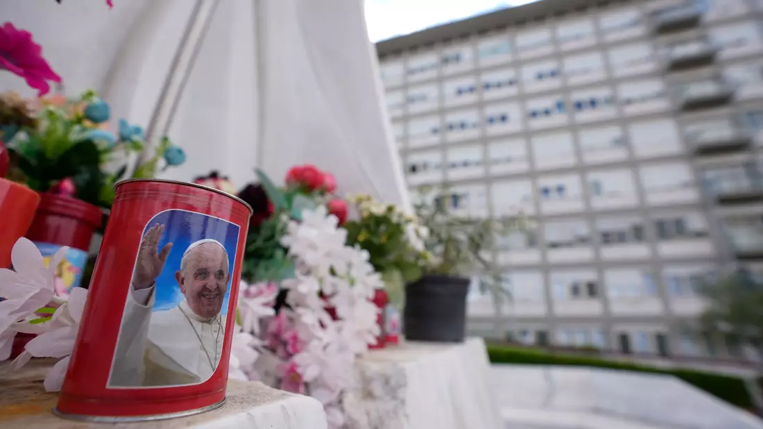 Papst Franziskus muss sich noch von seiner Bauchoperation erholen. - Bild: Andrew Medichini/AP/dpa