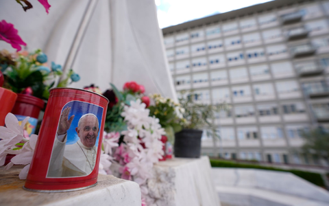 Papst Franziskus muss sich noch von seiner Bauchoperation erholen. - Foto: Andrew Medichini/AP/dpa