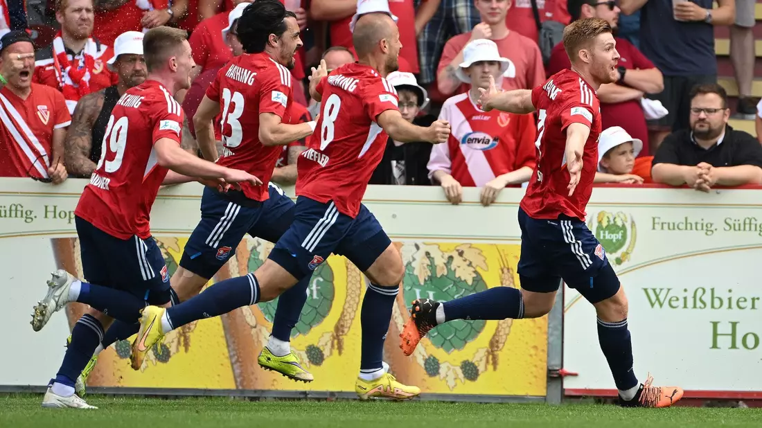 Unterhachings Mathias Fetsch (r) jubelt mit Mitspielern, nachdem er für die 1:0-Führung gesorgt hat. - Bild: Angelika Warmuth/dpa