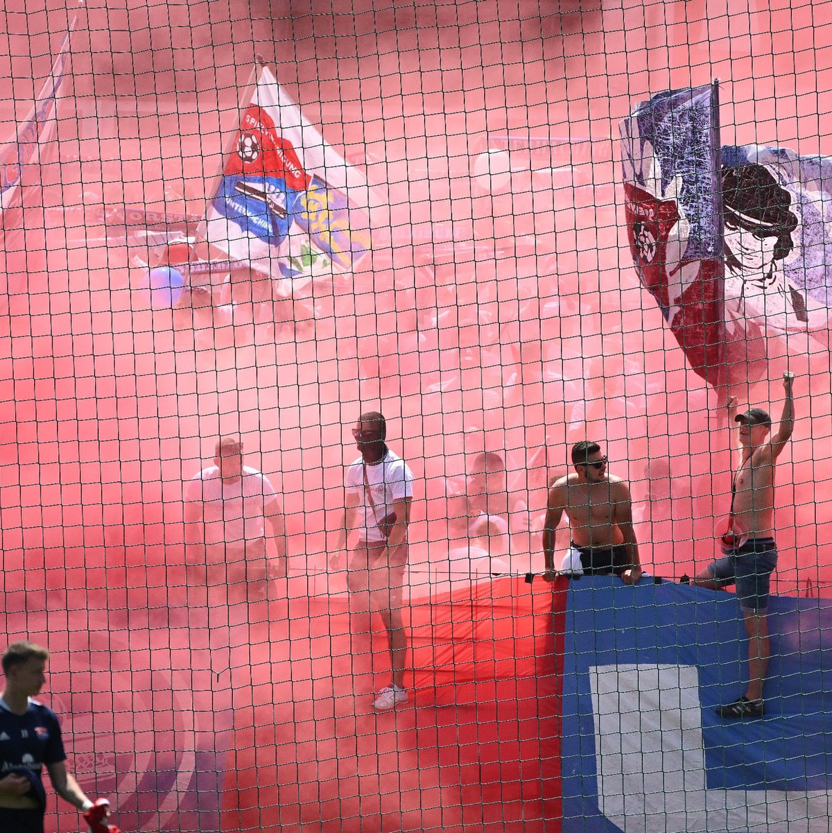 Fans zünden vor Spielbeginn Rauchbomben. - Foto: Angelika Warmuth/dpa