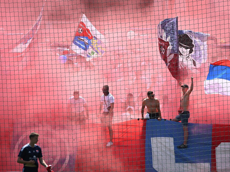 Fans zünden vor Spielbeginn Rauchbomben. - Foto: Angelika Warmuth/dpa