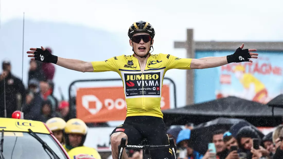 Feiert den Gesamtsieg beim Critérium du Dauphiné: Der Däne Jonas Vingegaard. - Bild: Anne-Christine Poujoulat/AFP/dpa
