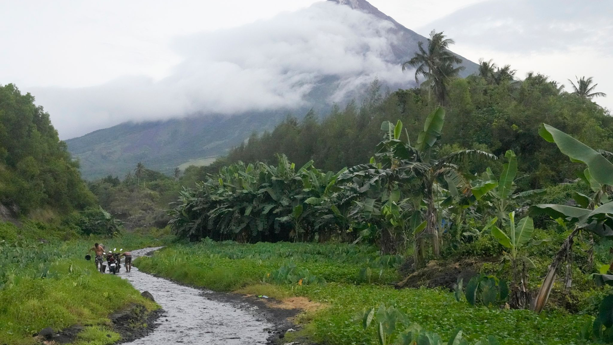 Menschen bringen sich und ihr Hab und Gut in Sicherheit. - Foto: Aaron Favila/AP