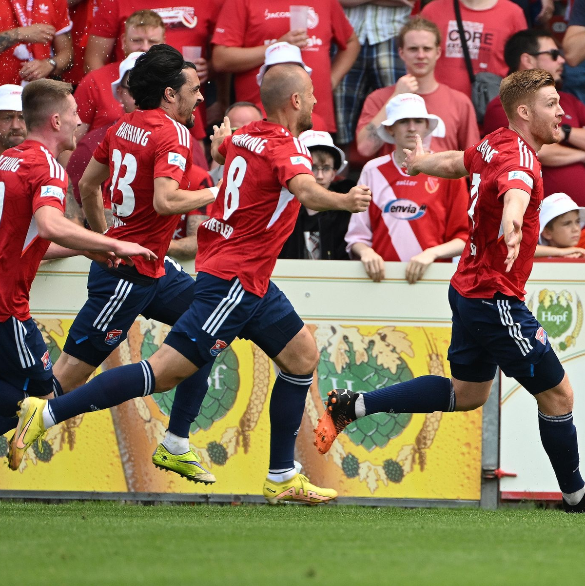 Unterhachings Mathias Fetsch (r) jubelt mit Mitspielern, nachdem er für die 1:0-Führung gesorgt hat. - Foto: Angelika Warmuth/dpa