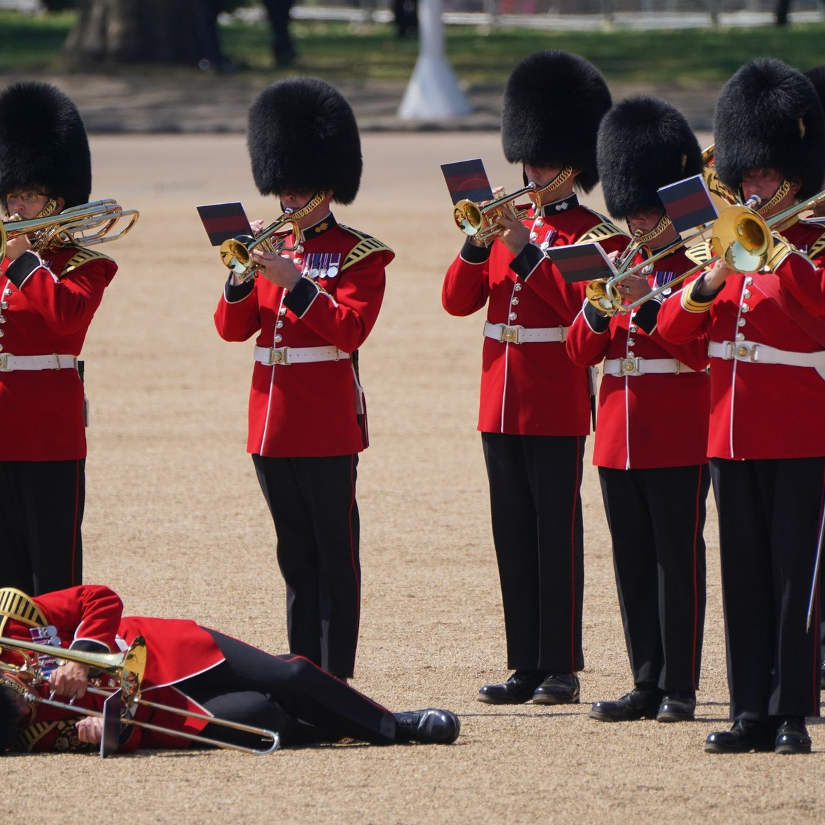 Ein Posaunist der Militärkapelle fällt während der Generalprobe für die Geburtstagsparade für König Charles III. in Ohnmacht. - Foto: Jonathan Brady/PA Wire/dpa