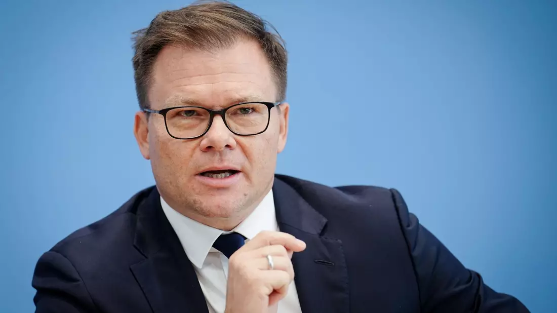 Der Ostbeauftragte Carsten Schneider über seine Funktion: «Solange der Aufholprozess noch nicht im Überholprozess gelandet ist, glaub ich, brauchen wir aber im Kanzleramt diese Funktion.» - Bild: Kay Nietfeld/dpa/Archiv