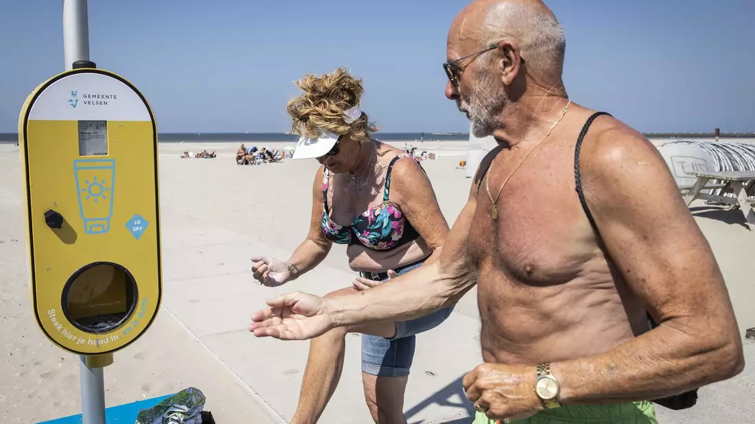 Ein Spender mit kostenlosem Sonnenschutzcreme   an einem Strand in den Niederlanden. - Bild: Anp Dingena Mol/ANP/dpa