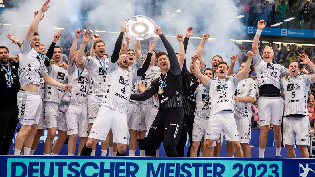 Die Kieler Spieler feiern die Deutsche Meisterschaft 2023. - Bild: Christoph Schmidt/dpa