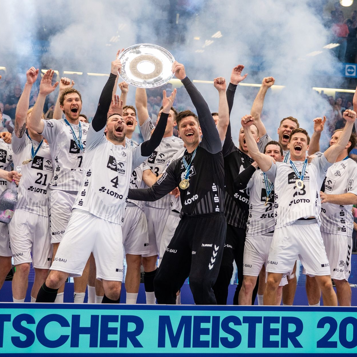 Die Kieler Spieler feiern die Deutsche Meisterschaft 2023. - Foto: Christoph Schmidt/dpa