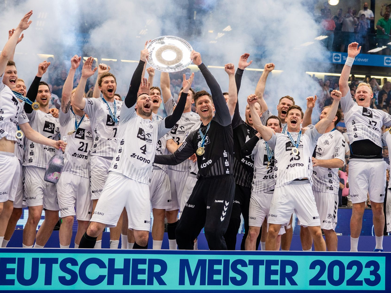 Die Kieler Spieler feiern die Deutsche Meisterschaft 2023. - Foto: Christoph Schmidt/dpa