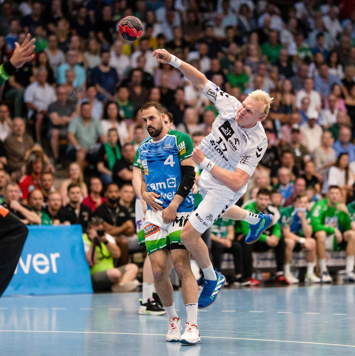 Kiels Patrick Wiencek (r) wirft den Ball auf das Göppinger Tor. - Foto: Christoph Schmidt/dpa