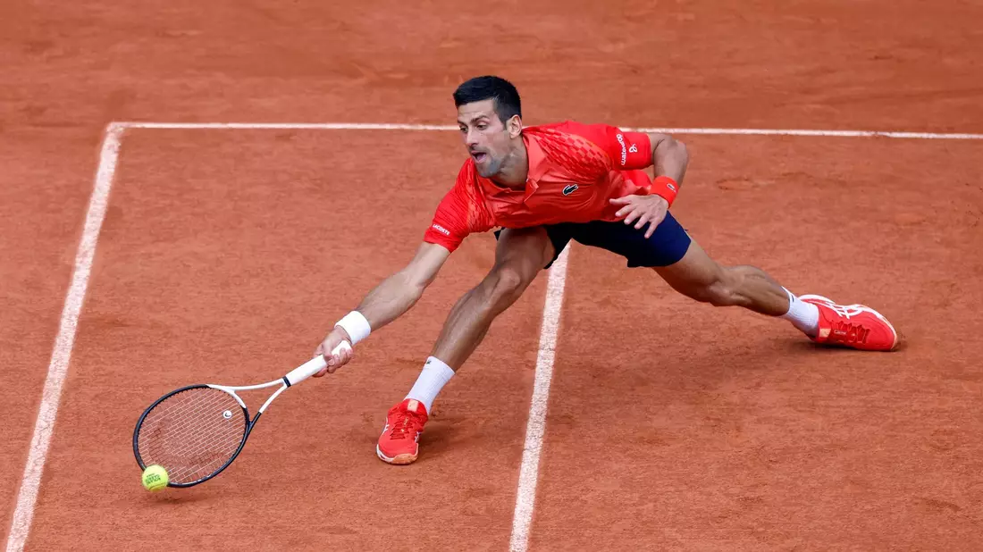 Setzte sich im Finale von Paris mit 7:6, 6:3, 7:5 gegen den Norweger Casper Ruud durch: Der Serbe Novak Djokovic. - Bild: Jean-Francois Badias/AP/dpa