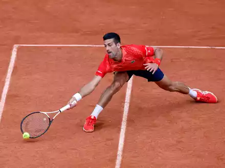Novak Djokovic nahm Anfang des zweiten Satzes eine medizinische Auszeit, um sich am rechten Knie behandeln zu lassen. - Foto: Jean-Francois Badias/AP/dpa