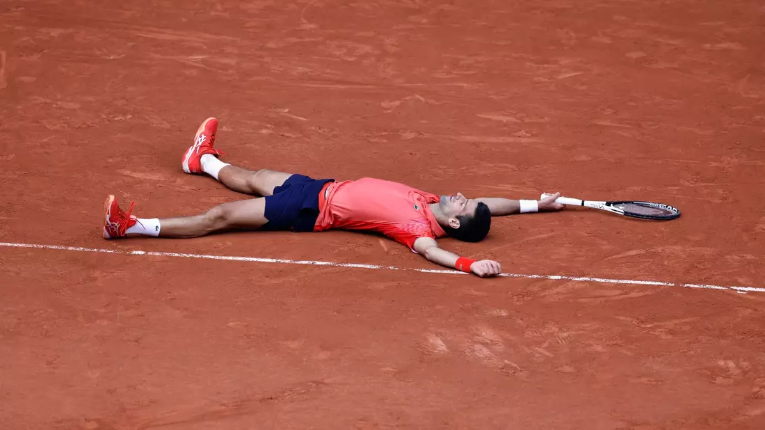 Ein Moment für die Ewigkeit: Novak Djokovic jubelt über seinen Sieg. - Bild: Jean-Francois Badias/AP/dpa